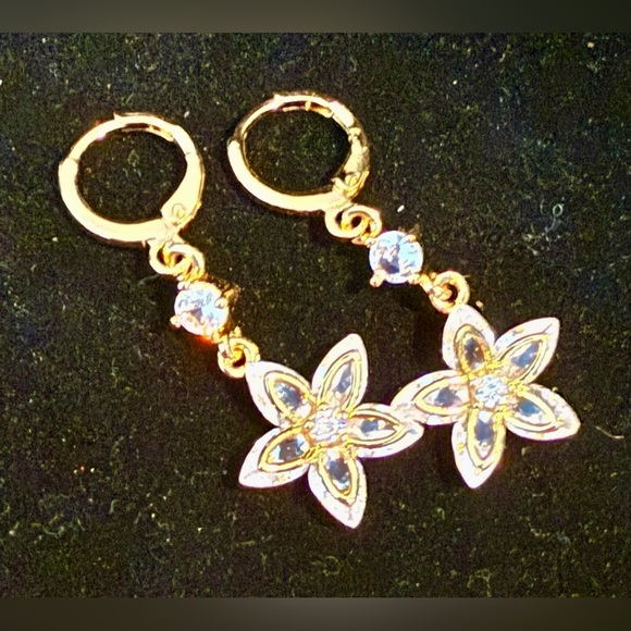 Boutique Jewelry - Gold tone white stones flower earrings